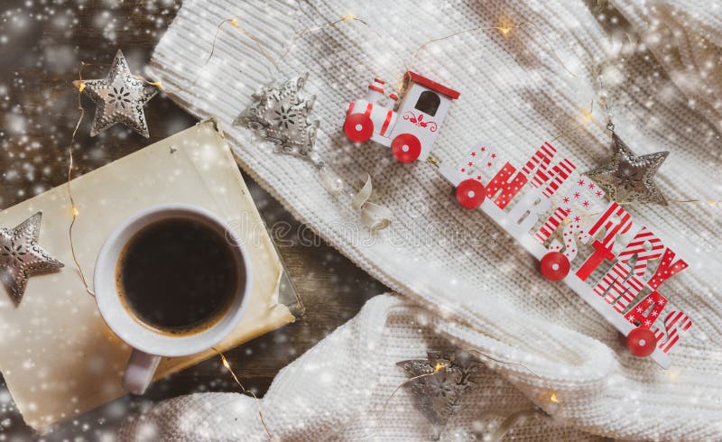 Kaffe bok, glad jul utbildar och garneringar på en träbakgrund arkivbild Kaffe bok, glad jul utbildar och garneringar på en träbakgrund arkivbild
