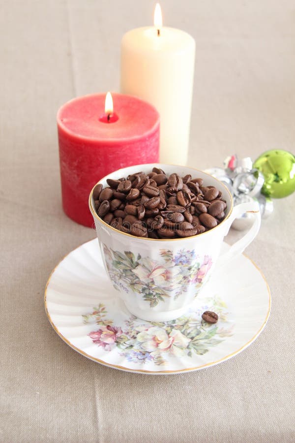 Kaffe vid levande ljus arkivfoto Kaffe vid levande ljus arkivfoto