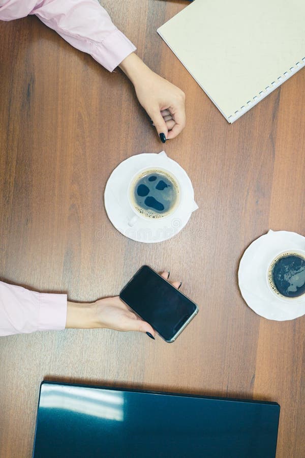 Kaffeavbrott efter affärsförhandlingar Kaffeavbrott, medan arbeta i kontoret Kopp kaffe med handen på tabellen, bästa sikt royaltyfri foto Kaffeavbrott efter affärsförhandlingar Kaffeavbrott, medan arbeta i kontoret Kopp kaffe med handen på tabellen, bästa sikt royaltyfri foto