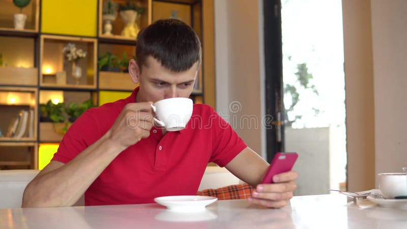 Kaffeavbrott med smartphonen lager videofilmer