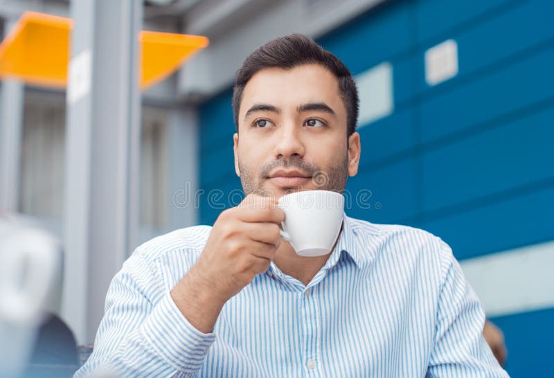 Kaffeavbrottet, mannen som vilar med varmt, dricker royaltyfri fotografi Kaffeavbrottet, mannen som vilar med varmt, dricker royaltyfri fotografi
