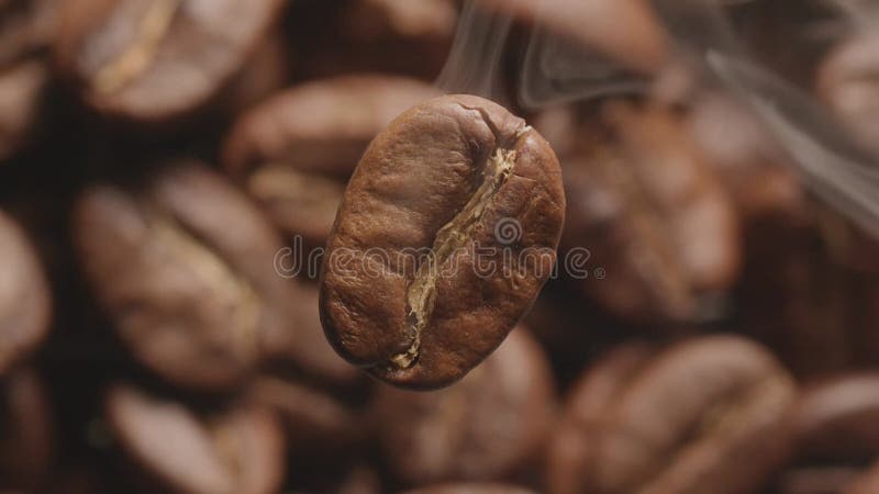 Kaffebönmakro roterar under bakgrunden till rostningen av kaffebönor.
