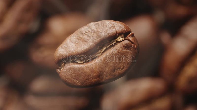 Kaffebönmakro roterar under bakgrunden till rostningen av kaffebönor.