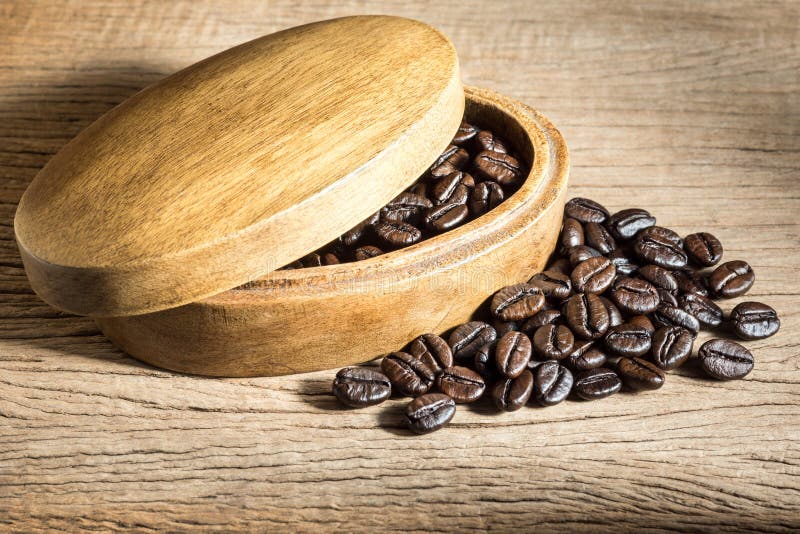 Kaffebönor i den wood asken arkivbild Kaffebönor i den wood asken arkivbild