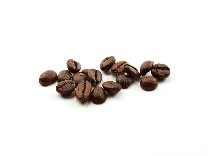 Kaffebönor isolerade en vit bakgrund arkivfoton