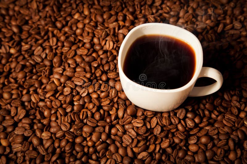 Kaffebönor och kopp fotografering för bildbyråer Kaffebönor och kopp fotografering för bildbyråer