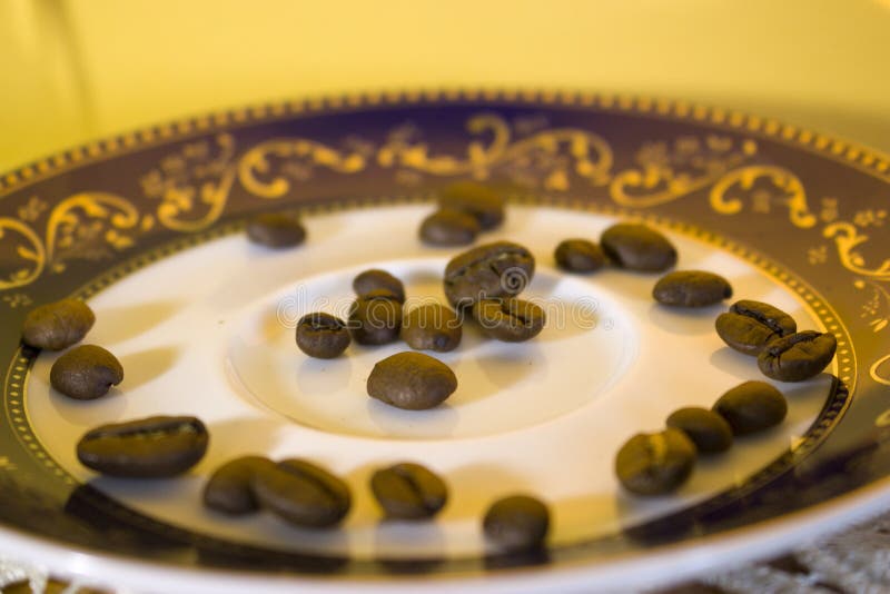 Kaffebönor på en dekorativ platta arkivfoton Kaffebönor på en dekorativ platta arkivfoton
