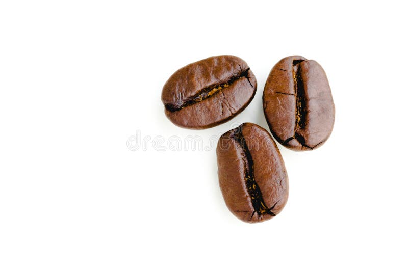 Kaffebönor på isolerad bakgrund arkivfoto