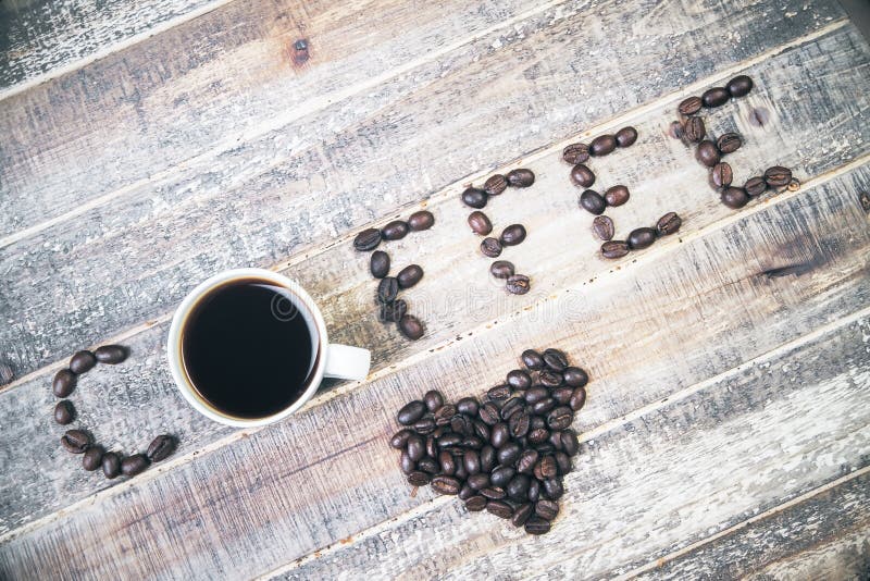 Kaffee auf antikem Holz lizenzfreies stockfoto Kaffee auf antikem Holz lizenzfreies stockfoto