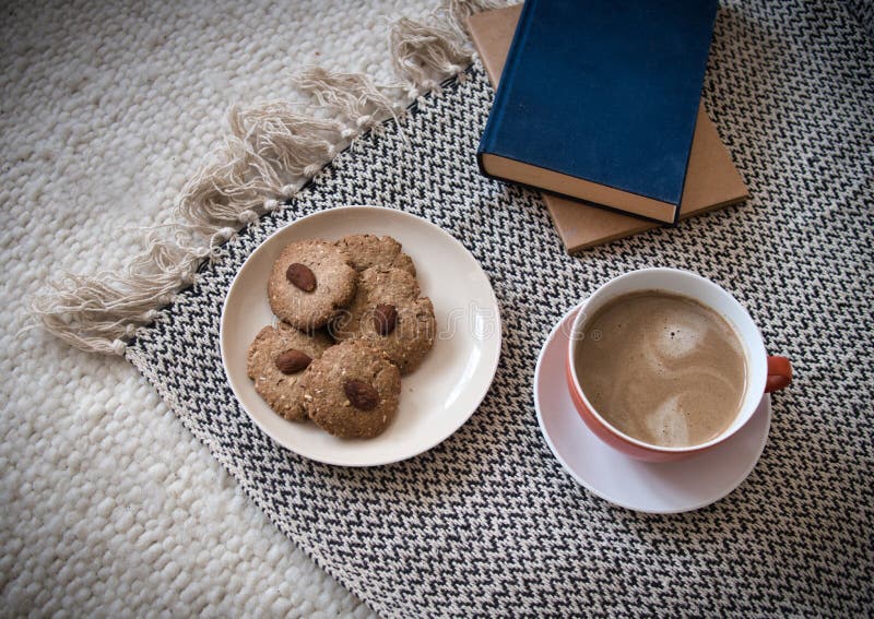 Kaffee, Cookies und Bücher- bereit zur Lockerung! lizenzfreie stockfotos