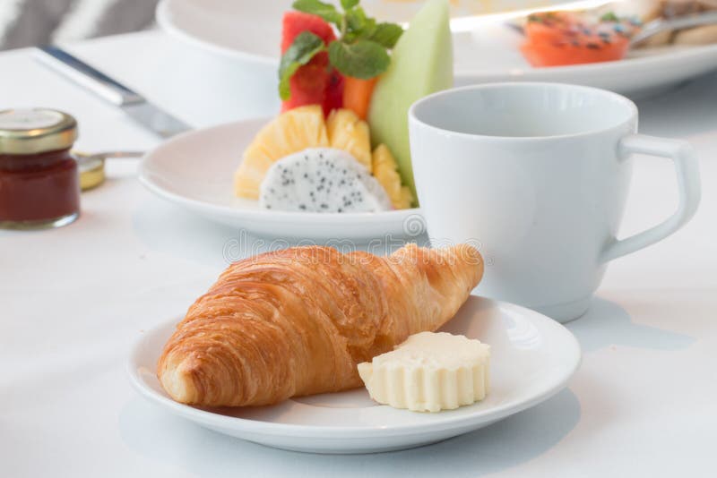 Kaffee, Hörnchen und gemischte frische Früchte morgens stockfoto Kaffee, Hörnchen und gemischte frische Früchte morgens stockfoto