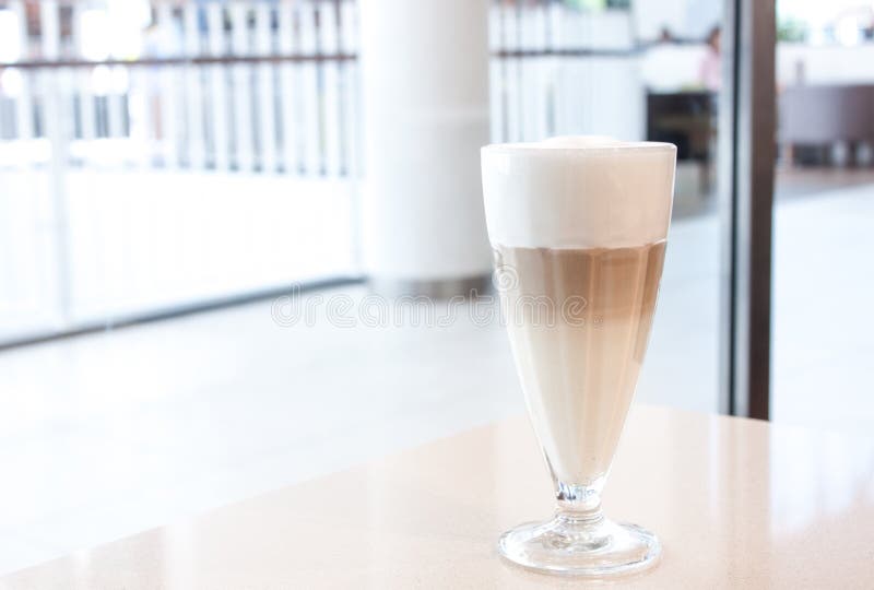 Kaffee Latte im Glas mit gro?em wei?em Schaum stockfoto Kaffee Latte im Glas mit gro?em wei?em Schaum stockfoto