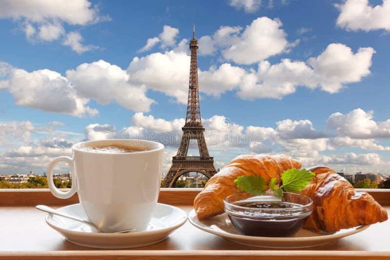Kaffee mit Hörnchen gegen Eiffelturm in Paris, Frankreich