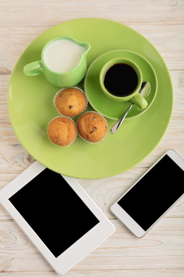 Kaffee mit Milch, Muffins, intelligentem Telefon und eBook lizenzfreies stockbild Kaffee mit Milch, Muffins, intelligentem Telefon und eBook lizenzfreies stockbild
