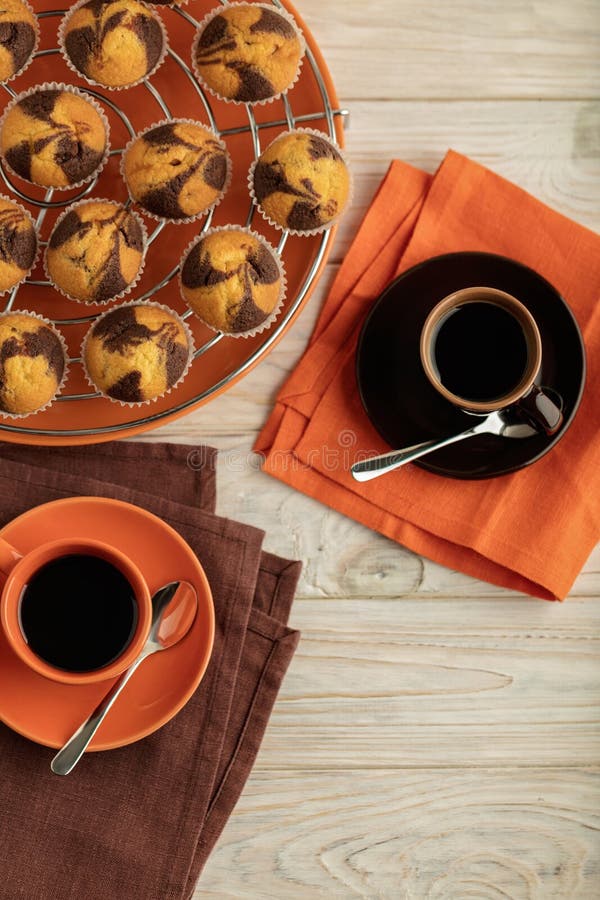Kaffee mit Muffins auf einem hellen hölzernen Hintergrund lizenzfreies stockfoto Kaffee mit Muffins auf einem hellen hölzernen Hintergrund lizenzfreies stockfoto
