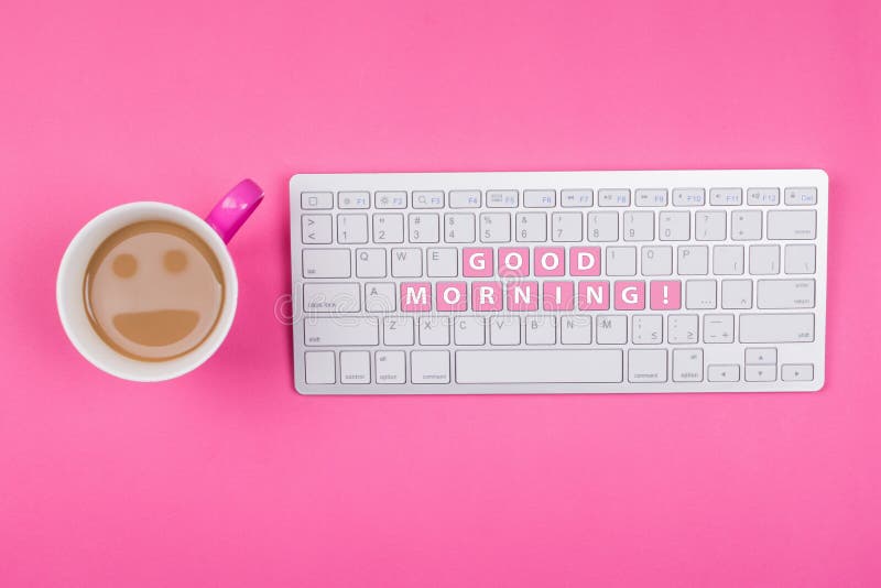 Kaffee mit smileygesicht und guter Morgen simsen auf Tastatur lizenzfreie stockfotografie Kaffee mit smileygesicht und guter Morgen simsen auf Tastatur lizenzfreie stockfotografie