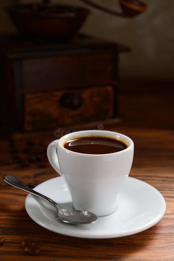 Schwarzer Kaffee in einer weißen Schale