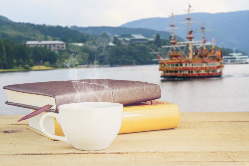 Kaffee und Boot in See ashi lizenzfreies stockfoto Kaffee und Boot in See ashi lizenzfreies stockfoto