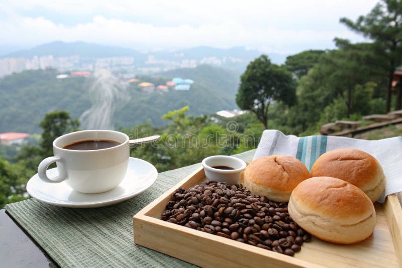 Kaffee und Brötchen aeurotraditionelles Frühstück in den philippinischen Baguios lizenzfreie abbildung