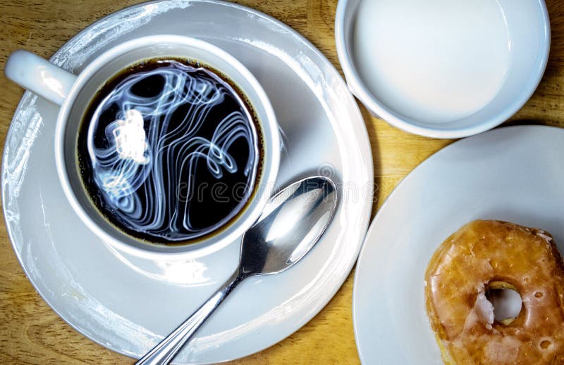 Kaffee und Donut lizenzfreies stockbild Kaffee und Donut lizenzfreies stockbild