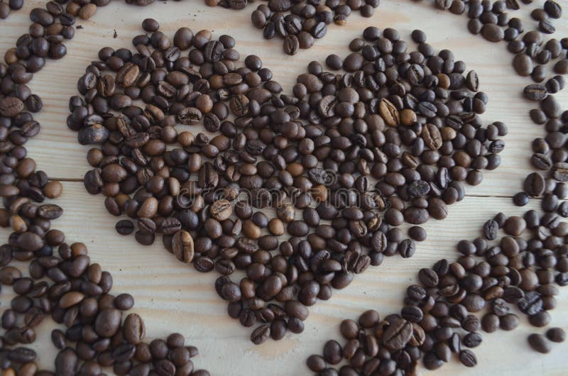 Kaffeebohnen auf h?lzernem Hintergrund stockbilder Kaffeebohnen auf h?lzernem Hintergrund stockbilder