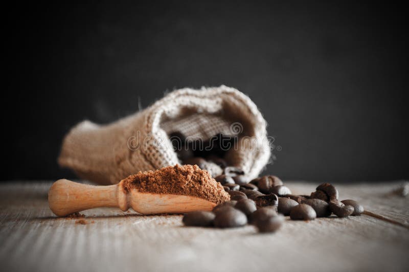 Kaffeebohnen in einem Sack stockbild Kaffeebohnen in einem Sack stockbild