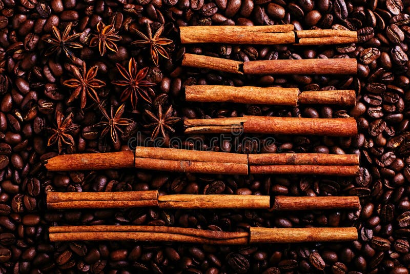 Kaffeebohnen, Sternanis und Zimt in Form der amerikanischen Flagge Wohlriechende Gewürze für Kaffeegetränk, Nahaufnahme, Konzept stockfotografie Kaffeebohnen, Sternanis und Zimt in Form der amerikanischen Flagge Wohlriechende Gewürze für Kaffeegetränk, Nahaufnahme, Konzept stockfotografie