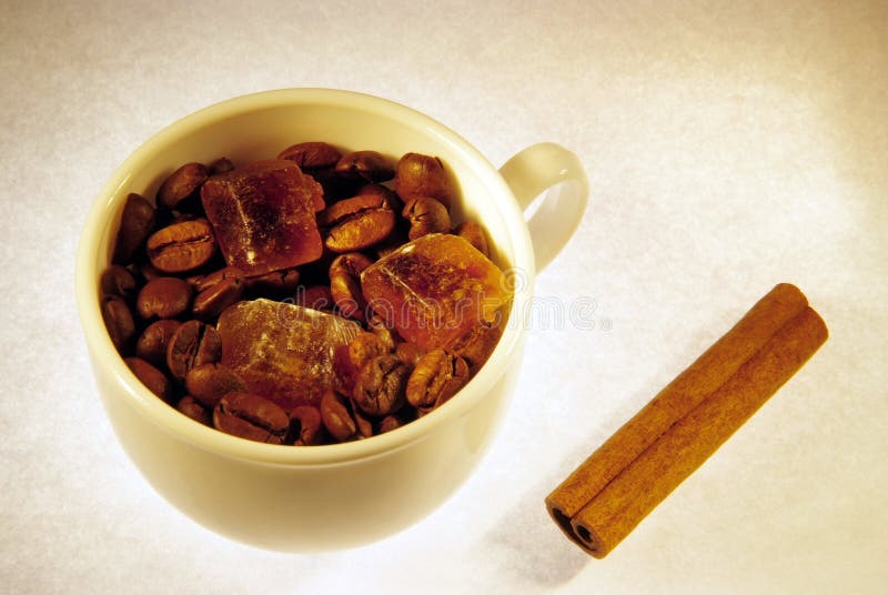 Kaffeebohnen, Zuckerkristalle und Zimt stockbilder Kaffeebohnen, Zuckerkristalle und Zimt stockbilder