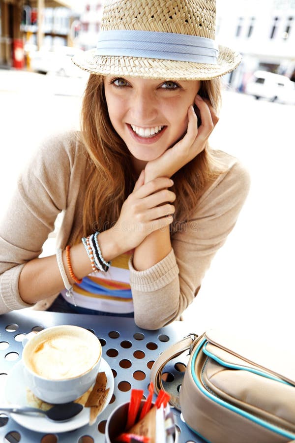 Kaffeehaus Frau und Latte mit Portrait Lächeln und glücklich am Tisch im Freien für Urlaub. Girl Tourist und Café mit stockfotografie
