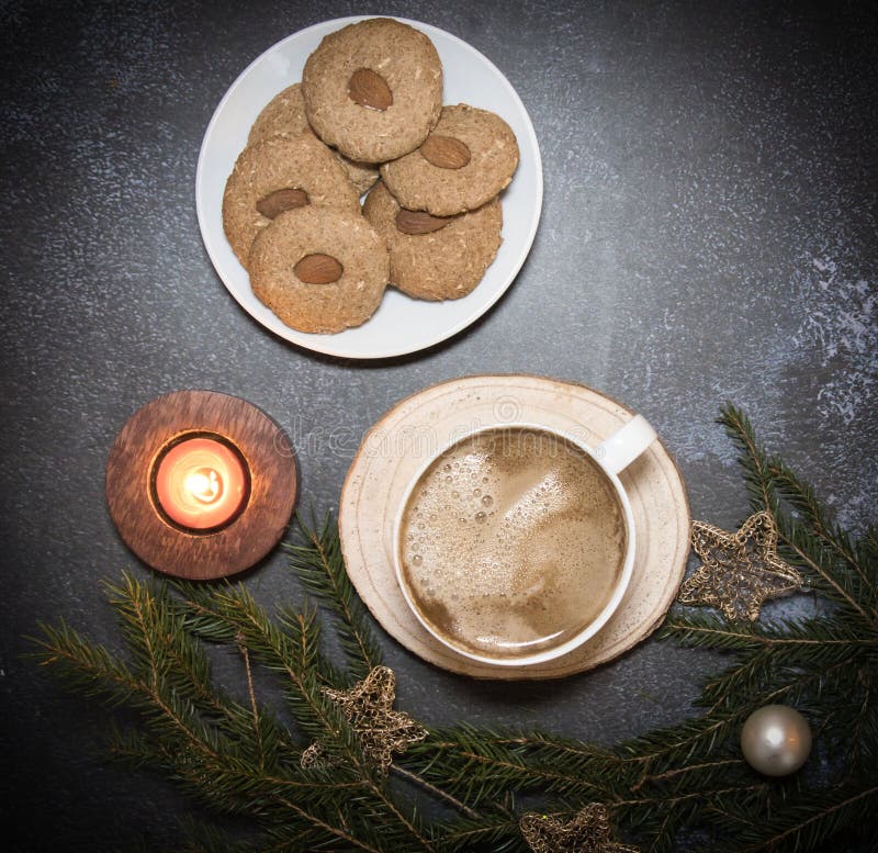 Kaffeekekse und Weihnachtsdekoration stockbild