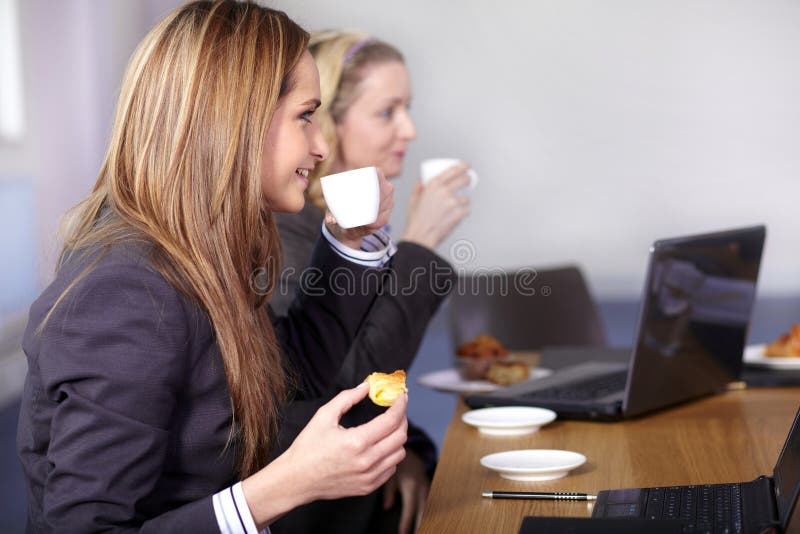 Kaffeepause während des Geschäftstreffens stockfotografie Kaffeepause während des Geschäftstreffens stockfotografie