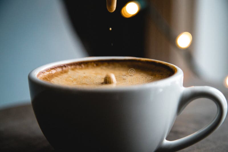 Kaffeeschaum-Tropfenzeitlupe stockfotografie Kaffeeschaum-Tropfenzeitlupe stockfotografie