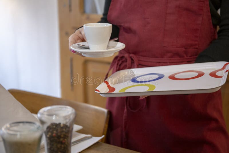 Kaffeetasse im Restaurant lizenzfreie stockfotos Kaffeetasse im Restaurant lizenzfreie stockfotos