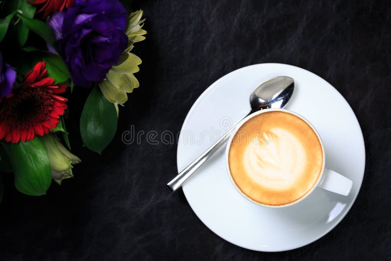 Kaffeetasse mit Lattekunst und Blumenblumenstrauß Konzept des Geschäfts lizenzfreie stockbilder Kaffeetasse mit Lattekunst und Blumenblumenstrauß Konzept des Geschäfts lizenzfreie stockbilder
