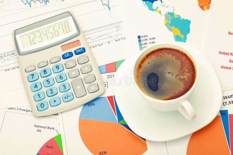 Kaffeetasse und Taschenrechner über Finanzdokumenten - Atelieraufnahme Gefiltertes Bild: Kreuz verarbeiteter Weinleseeffekt lizenzfreies stockbild Kaffeetasse und Taschenrechner über Finanzdokumenten - Atelieraufnahme Gefiltertes Bild: Kreuz verarbeiteter Weinleseeffekt lizenzfreies stockbild