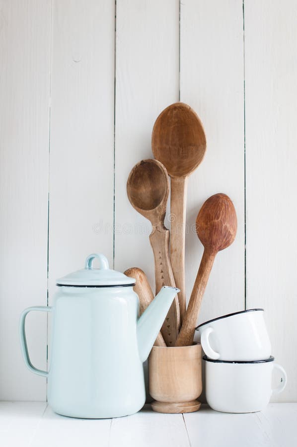 Kaffeetopf, Emailbecher und rustikale Löffel stockfoto Kaffeetopf, Emailbecher und rustikale Löffel stockfoto