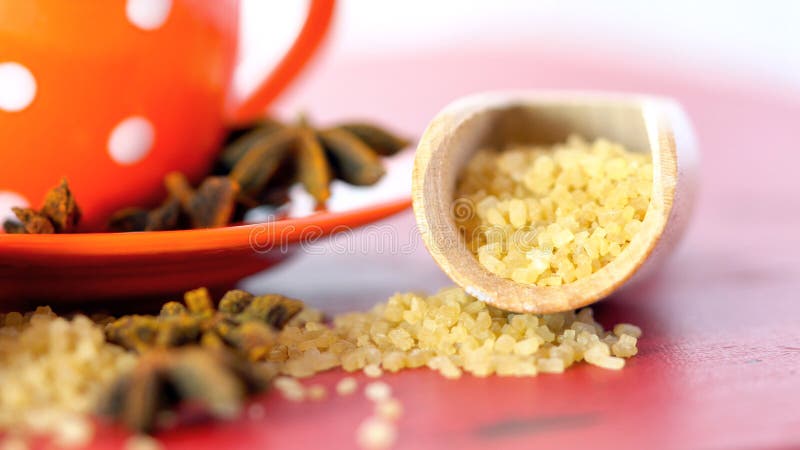 Kaffeezucker, Zimt und Sternanis-Kaffeesüßstoffmakronahaufnahme auf roter hölzerner Tabelle der Weinlese, selektiver Fokus