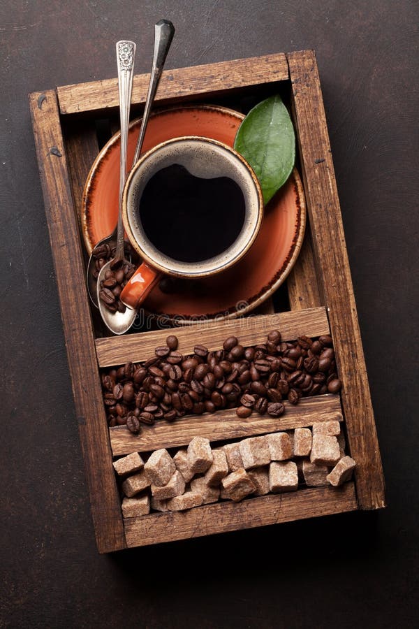 Kaffekopp, grillade bönor och farin arkivfoton Kaffekopp, grillade bönor och farin arkivfoton