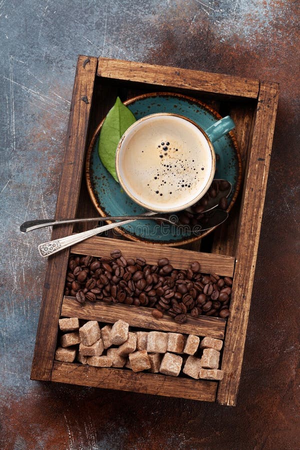Kaffekopp, grillade bönor och farin arkivfoto Kaffekopp, grillade bönor och farin arkivfoto
