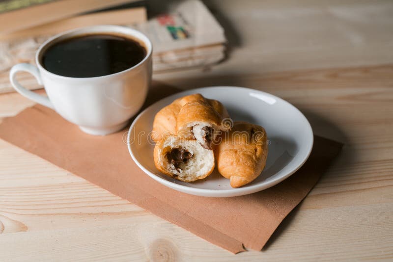 Kaffekopp och giffel på träbakgrund arkivbild Kaffekopp och giffel på träbakgrund arkivbild