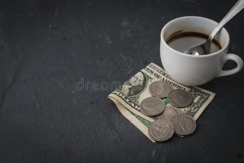 Kaffekopp och pengar royaltyfri fotografi Kaffekopp och pengar royaltyfri fotografi