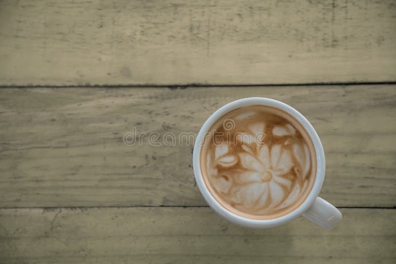 Kaffekoppen woodden på tabellen royaltyfri foto
