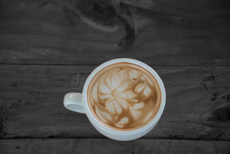 Kaffekoppen woodden på tabellen arkivbild