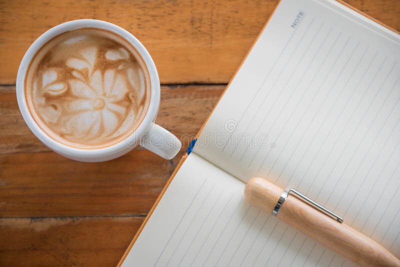 Kaffekoppen woodden på tabellen fotografering för bildbyråer