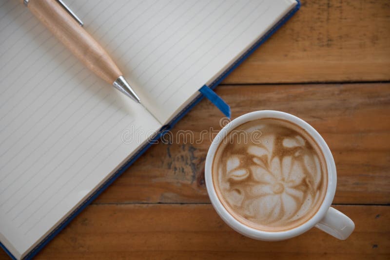 Kaffekoppen woodden på tabellen arkivfoto