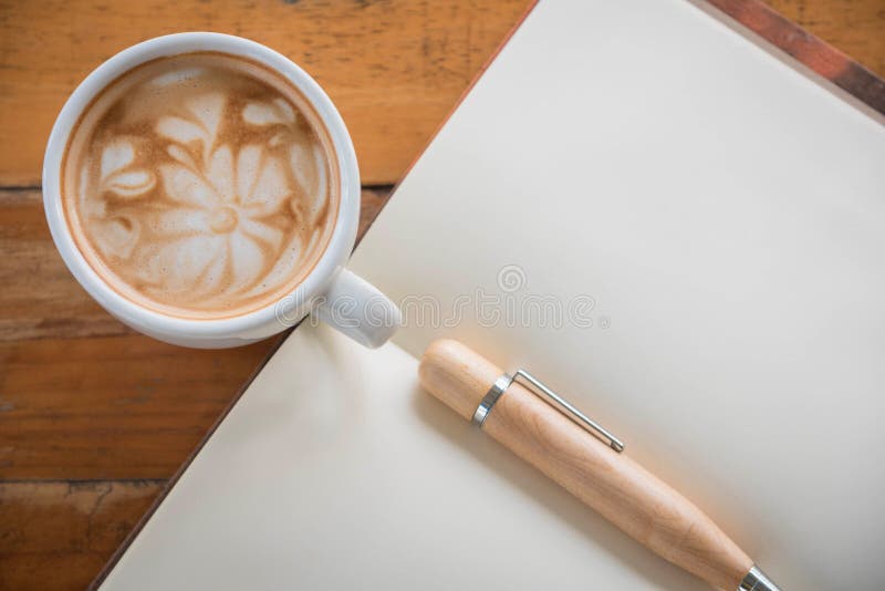 Kaffekoppen woodden på tabellen arkivbilder