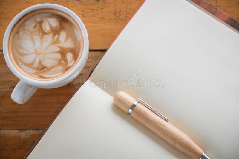 Kaffekoppen woodden på tabellen arkivfoto