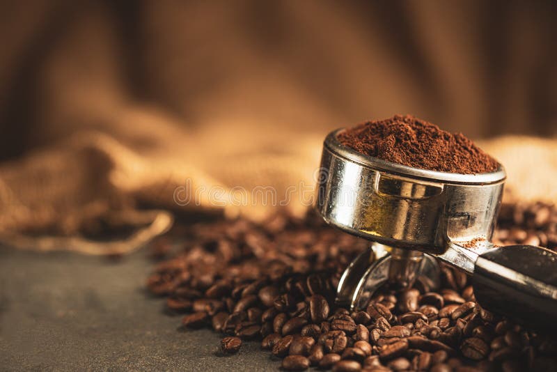 kaffepåsar,kaffepressar är gjorda av rostfritt stål och rostade kaffebönor från kafferoaster mot svart bakgrund,verktygspåverkan royaltyfri foto kaffepåsar,kaffepressar är gjorda av rostfritt stål och rostade kaffebönor från kafferoaster mot svart bakgrund,verktygspåverkan royaltyfri foto