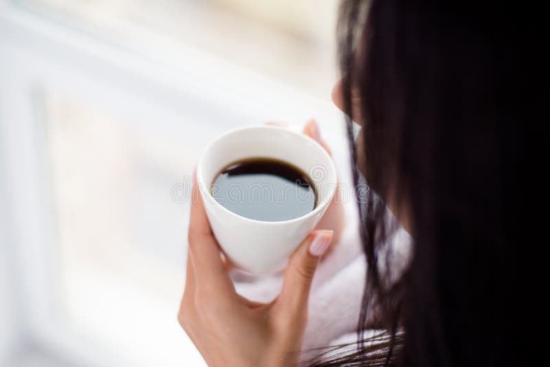 Kaffetid! Stäng sig upp det kantjusterade fotoet av kvinnan som dricker varmt kaffe arkivfoton Kaffetid! Stäng sig upp det kantjusterade fotoet av kvinnan som dricker varmt kaffe arkivfoton