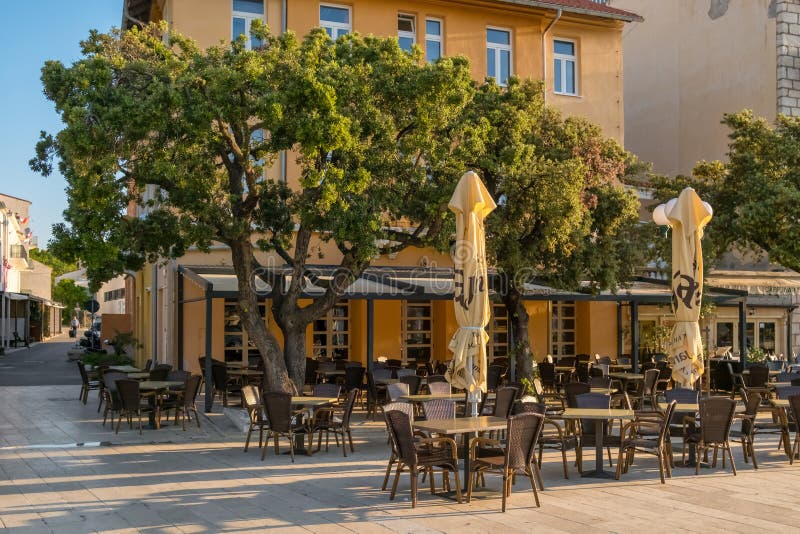Kafé utomhus i rab-staden på den kroatiska ön Rb-kroatia arkivfoton